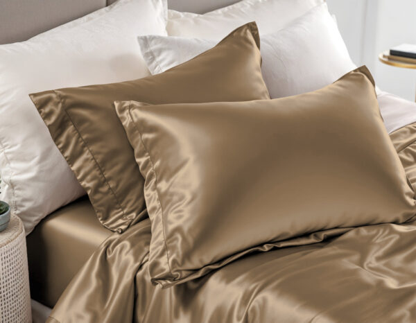 Glossy Taupe Kussensloop 60 x 70 - Afbeelding 3
